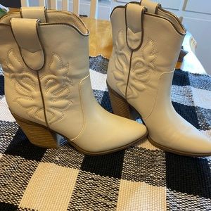 White Cowgirl Boots Size 8! Never worn, bought in Nashville Tennessee.